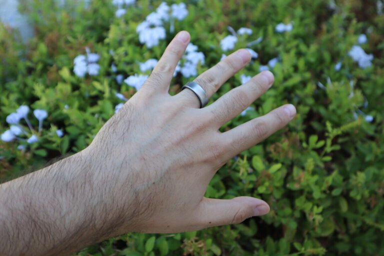 Dispositivo Samsung Galaxy Ring colocado sobre una superficie neutra de análisis tecnológico.