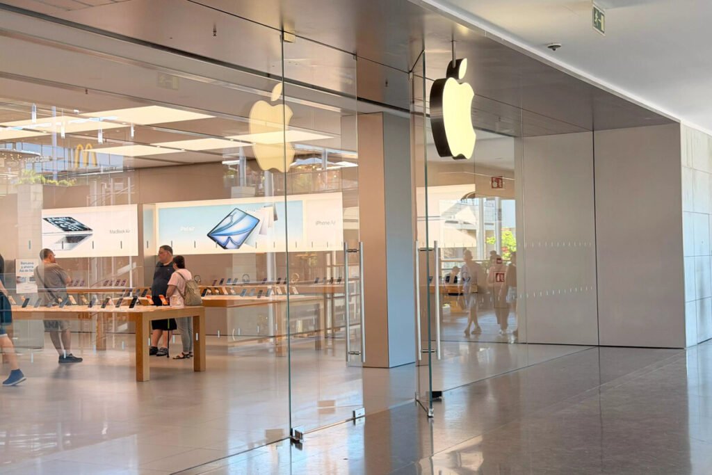 Dispositivos de la marca mostrados sobre un escritorio junto al logotipo del programa de alquiler Apple Upgrade.
