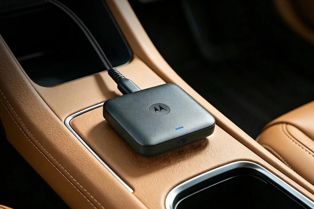 Dispositivo adaptador inalámbrico Motorola MA2 conectado a la toma USB del salpicadero de un coche.