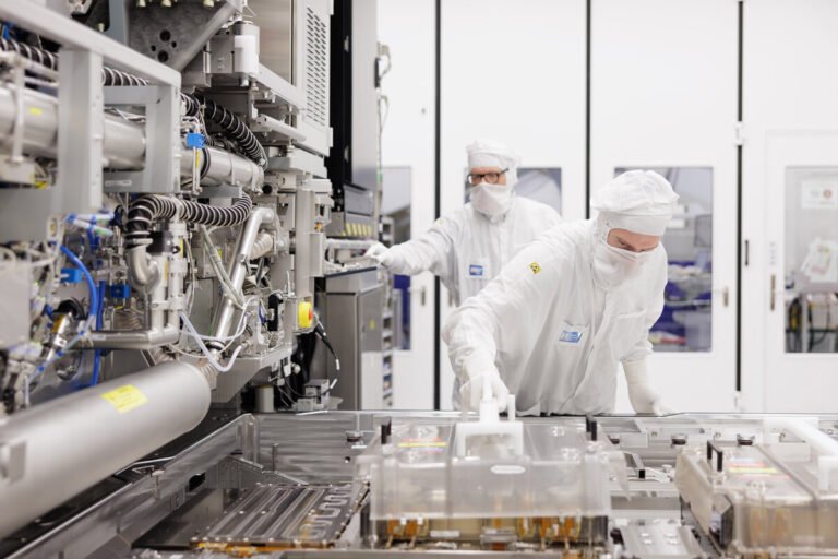 Maquinaria para la litografía UVP de inmersión en China en la sala limpia de una fábrica de microchips.