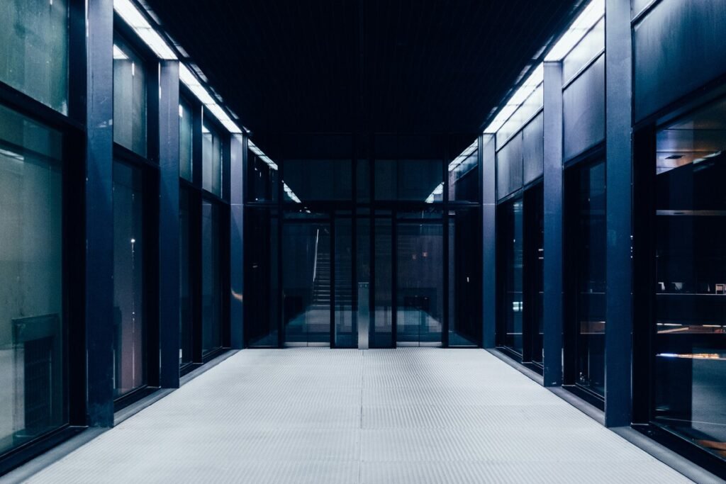 Turbinas eólicas junto a un centro de datos eólico en China en la región de Ningxia.