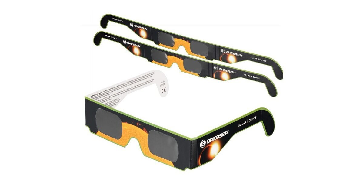 Marcado impreso de la norma ISO 12312-2 en gafas para el eclipse en la patilla de un visor de cartón.