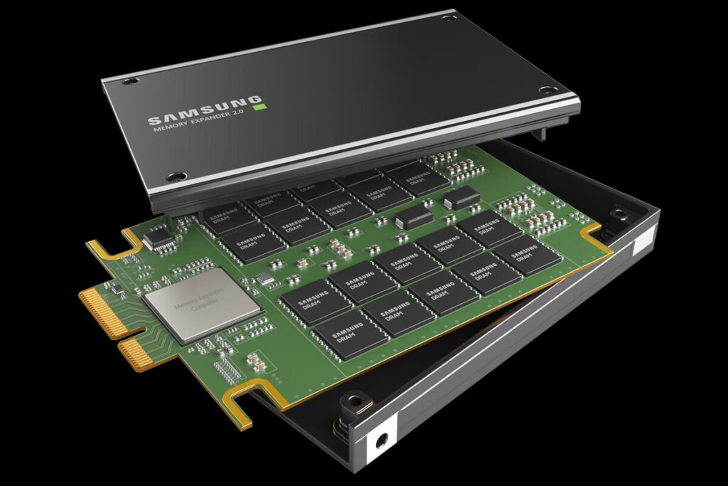 Módulos de memoria instalados en una placa base junto al rótulo sobre el precio de la memoria RAM para PC.
