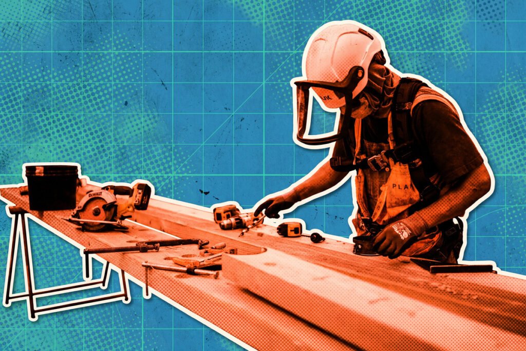 Electricista trabajando en la construcción de centros de datos de IA en una instalación de gran escala.