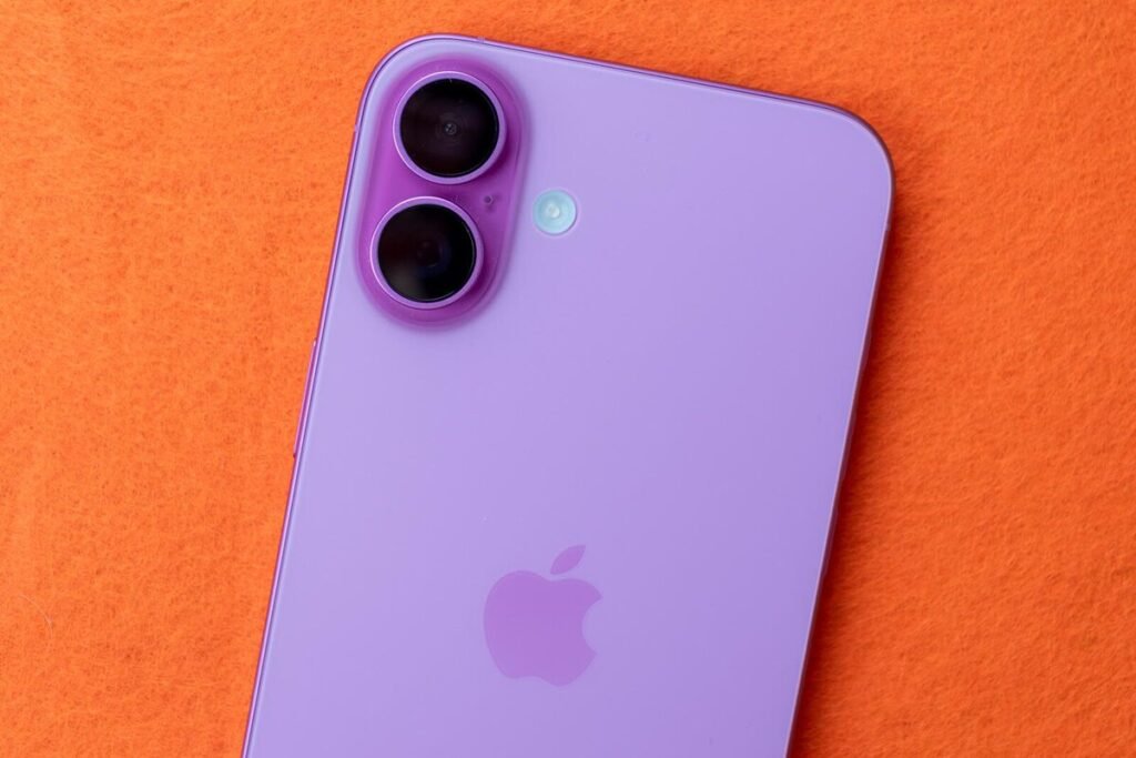 Representación conceptual del retraso del iPhone 18 a primavera de 2027 en la cadena de montaje de smartphones.