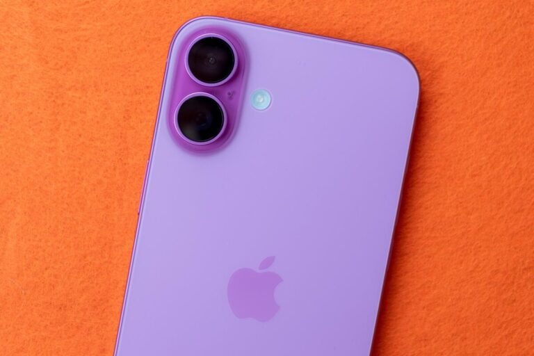 Representación conceptual del retraso del iPhone 18 a primavera de 2027 en la cadena de montaje de smartphones.