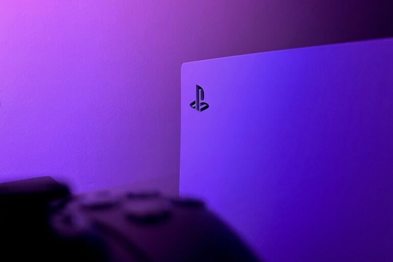Un disco de juego de PlayStation siendo retirado de una caja vacía, simbolizando el momento en que Sony eliminará los juegos físicos.