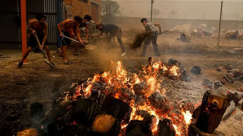 Refugio temporal lleno de personas desplazadas por los incendios en España y Francia.