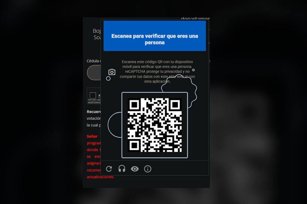 La pantalla de un teléfono inteligente escaneando un código QR de reCAPTCHA para verificar la presencia humana, ilustrando el nuevo método de reCAPTCHA.