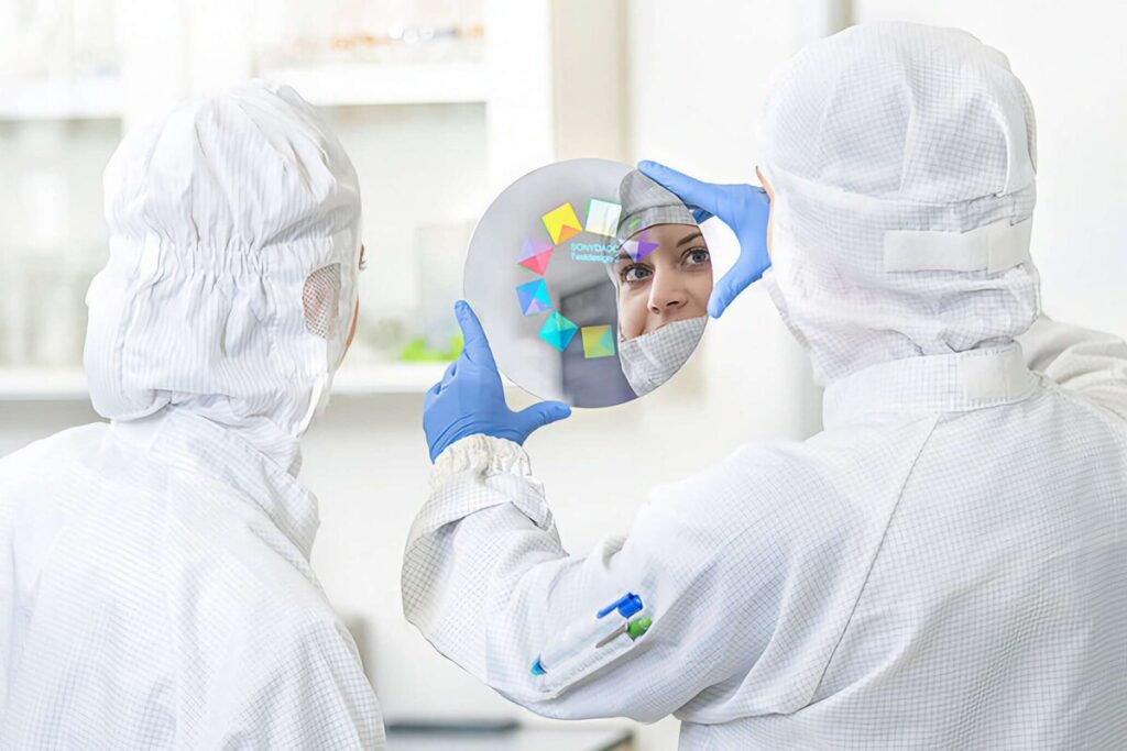 Línea de producción automatizada en la fábrica de Sony en Austria realizando la transición de discos Blu-ray a componentes ópticos, ilustrando el fin de los juegos en formato físico.