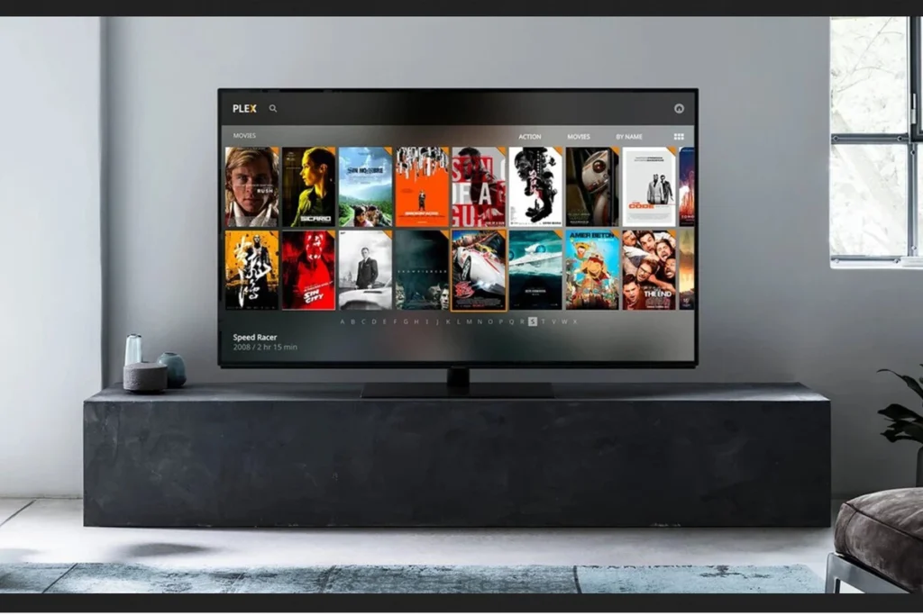 Menú principal de un televisor con iconos de apps para ver películas gratis en Smart TV como Plex y Pluto TV.