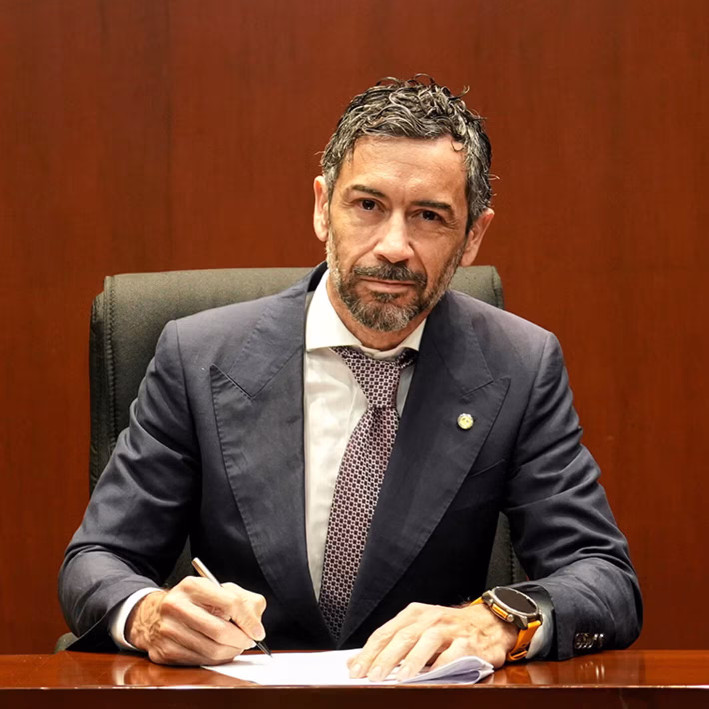 Gustavo Mery como Representante de la OPS/OMS en el Perú durante el acto oficial de asunción de cargo en el auditorio de la institución.