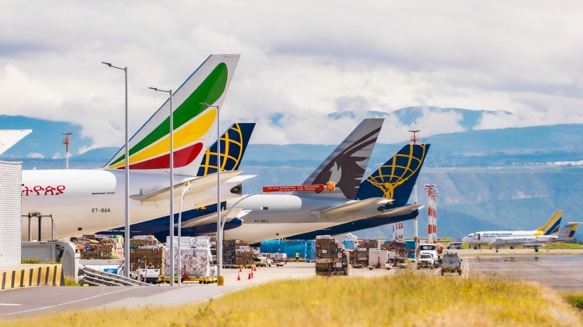 Avión comercial preparándose para aterrizar en un aeropuerto en el marco del acuerdo de transporte aéreo regional suramericano.