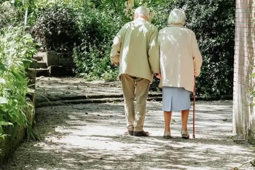 Estudio sobre esperanza de vida y salud: gráfico que muestra el aumento de años vividos y el incremento del tiempo con enfermedades