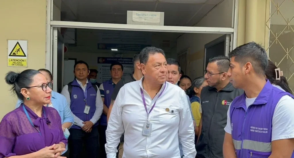 Farmacia con estantes vacíos por el desabastecimiento de medicinas en Ecuador