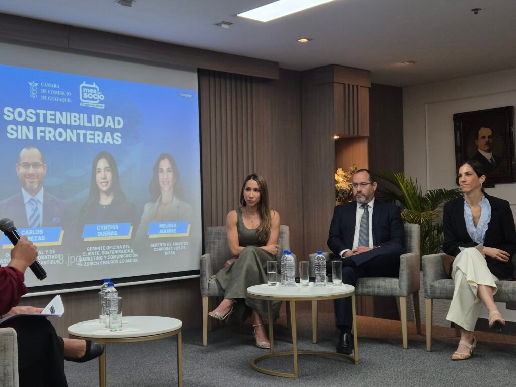 Sandra Terranova exponiendo en el foro de Guayaquil junto a gráficos que ilustran la reducción de CO₂ y la sostenibilidad empresarial en el país.