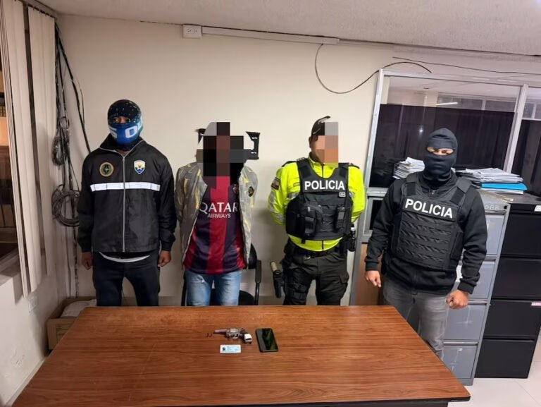 Alias Muerte de Los Lobos fue capturado en Cayambe durante un operativo policial. Conozca los indicios incautados y los detalles del caso.