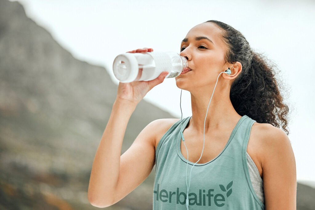 Una persona preparando un desayuno equilibrado con frutas y avena para mantener hábitos de vida saludable