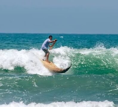 Turistas disfrutando de las playas de Máncora durante la temporada alta de visitantes ecuatorianos en Piura.