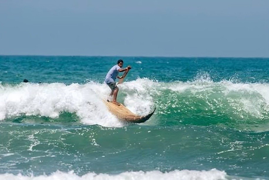 Turistas disfrutando de las playas de Máncora durante la temporada alta de visitantes ecuatorianos en Piura.