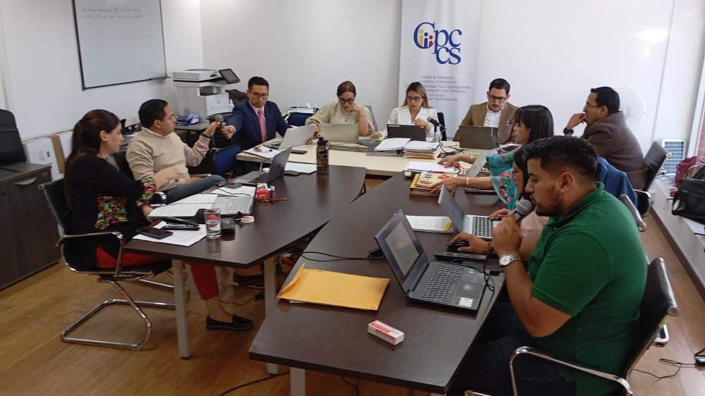 Comisión revisa expediente en el concurso de Fiscal General del Estado tras denuncia contra José De La Gasca por conflicto de interés no declarado.