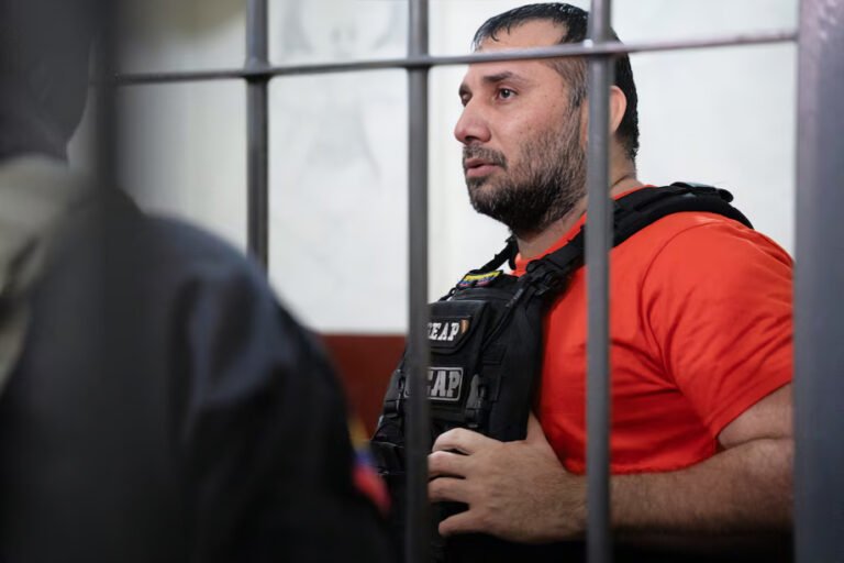El hermano de alias Fito fue asesinado en Olón por hombres armados disfrazados de policías. Investigan posible nexo con Los Lobos.