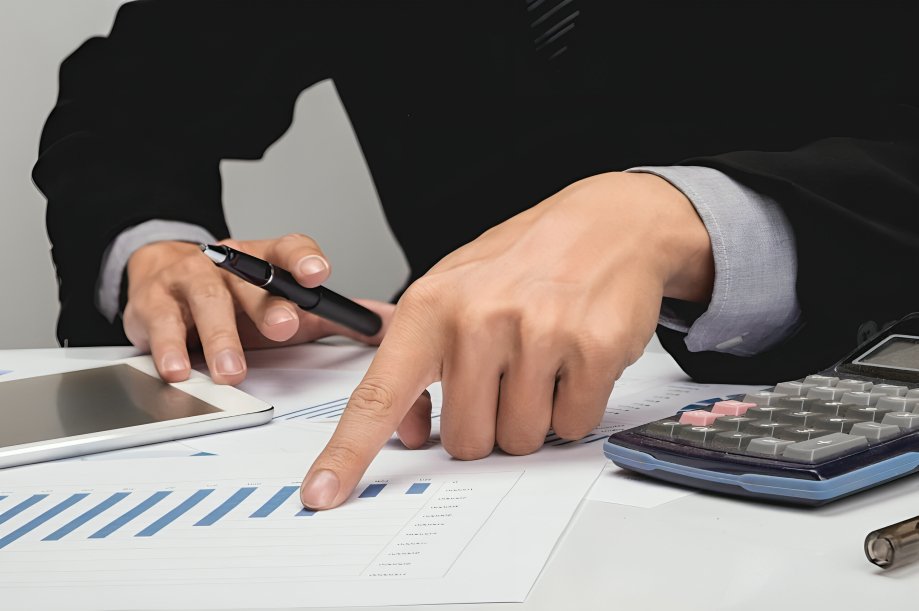 La importancia de revisar de forma anticipada la contabilidad y tributación empresarial en Ecuador antes del cierre fiscal de fin de año.