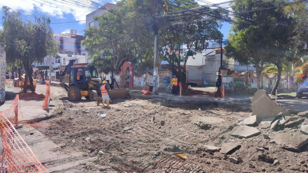 Las obras viales en La Floresta Quito golpean a los negocios del sector, con caídas de ventas de hasta el 80% por los cierres de calles del Municipio.