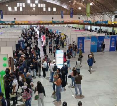 Desempleo juvenil en Ecuador llega a 7,7% en jóvenes de 15-24 años. Testimonios de la Feria ConQuito revelan la difícil búsqueda de empleo.