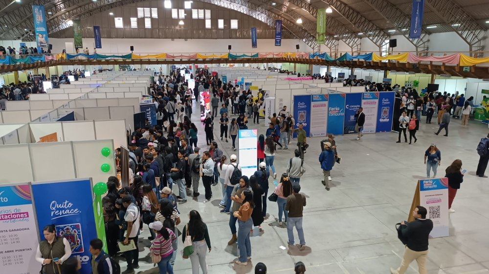 Desempleo juvenil en Ecuador llega a 7,7% en jóvenes de 15-24 años. Testimonios de la Feria ConQuito revelan la difícil búsqueda de empleo.