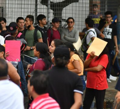 El contrato civil de prestación de servicios oculta relaciones laborales sin IESS ni beneficios en Ecuador. Conoce el caso y qué hacer.