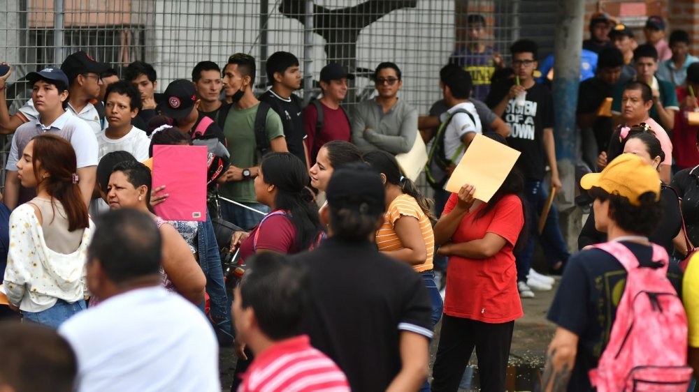 El contrato civil de prestación de servicios oculta relaciones laborales sin IESS ni beneficios en Ecuador. Conoce el caso y qué hacer.
