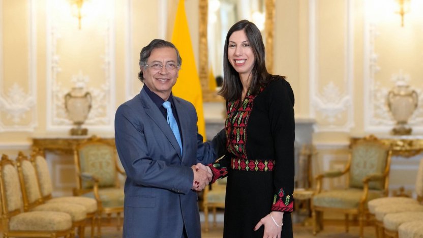 Ceremonia diplomática oficial en la cual Gustavo Petro recibe credenciales de embajadora palestina.