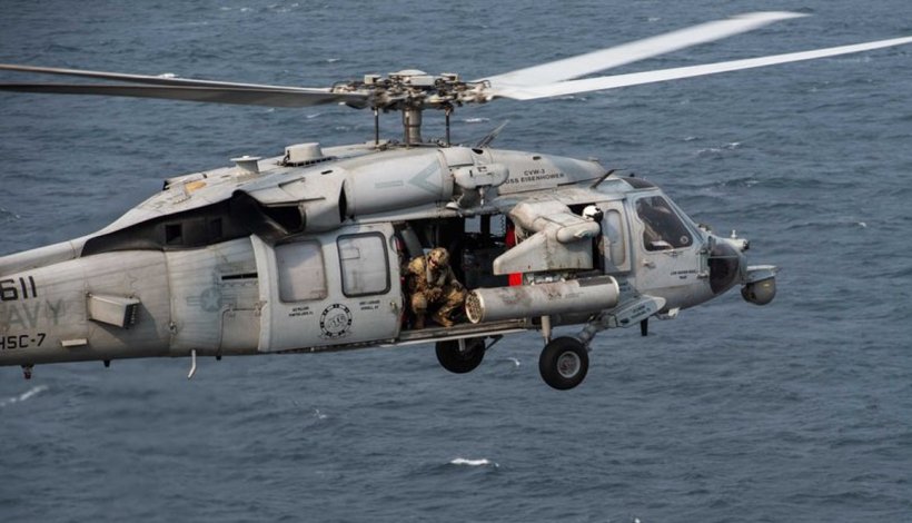 Embarcación militar en el mar Rojo en un contexto donde el petróleo se desploma 8%.