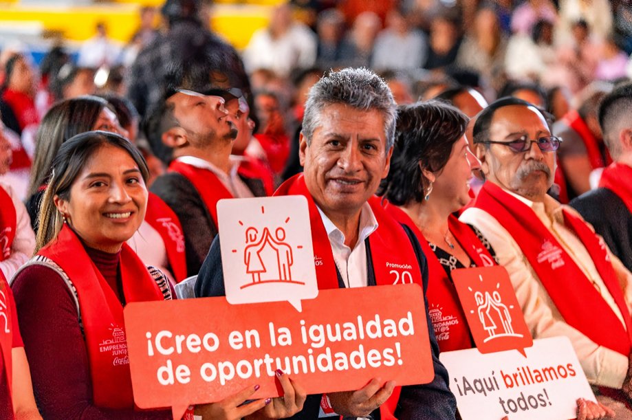 Graduación de la séptima edición del programa Emprendamos Junt@s, que capacitó a más de 2.700 emprendedores en Ecuador.