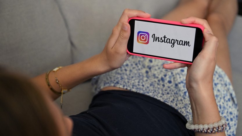 Teléfono móvil mostrando el bloqueo de acceso a las redes sociales para un usuario menor de edad.