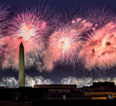 El presidente Donald Trump pronunciando un discurso político durante las celebraciones oficiales del aniversario de la independencia.