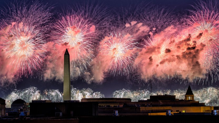 El presidente Donald Trump pronunciando un discurso político durante las celebraciones oficiales del aniversario de la independencia.