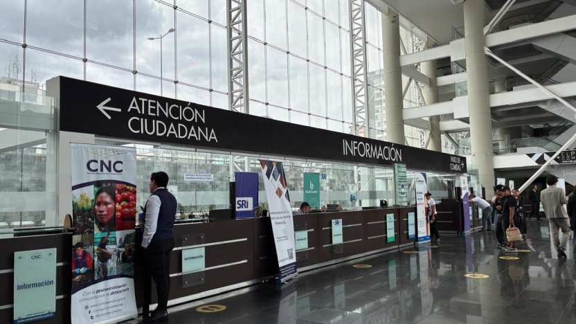 Oficinas gubernamentales vacías que representan la reducción de la plantilla de empleados públicos en el sector estatal de Ecuador.