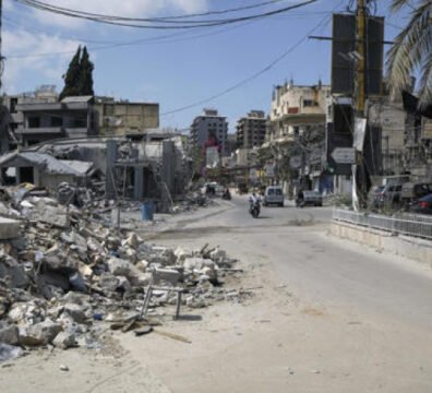 Buques y operaciones de monitoreo militar naval en la zona estratégica del estrecho de Ormuz durante el conflicto internacional.