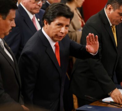 El expresidente Pedro Castillo comparece ante la sala de audiencias policial judicial en Lima durante el desarrollo de su proceso penal.