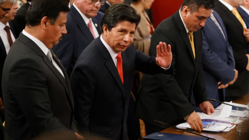 El expresidente Pedro Castillo comparece ante la sala de audiencias policial judicial en Lima durante el desarrollo de su proceso penal.