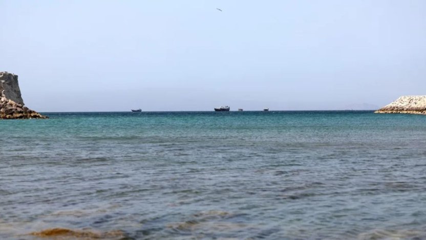 Buques de carga e instalaciones de control naval militar en la zona estratégica en torno al tránsito por Ormuz.