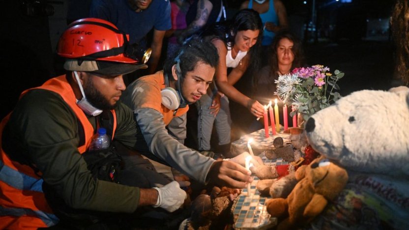 Personal de rescate y voluntarios removiendo escombros de edificios colapsados en La Guaira tras el terremoto en Venezuela.