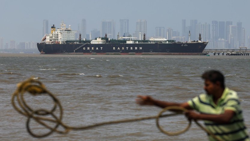 Gráficas financieras con pantallas de cotizaciones bursátiles del petróleo Brent y WTI en alza por tensiones en Ormuz.