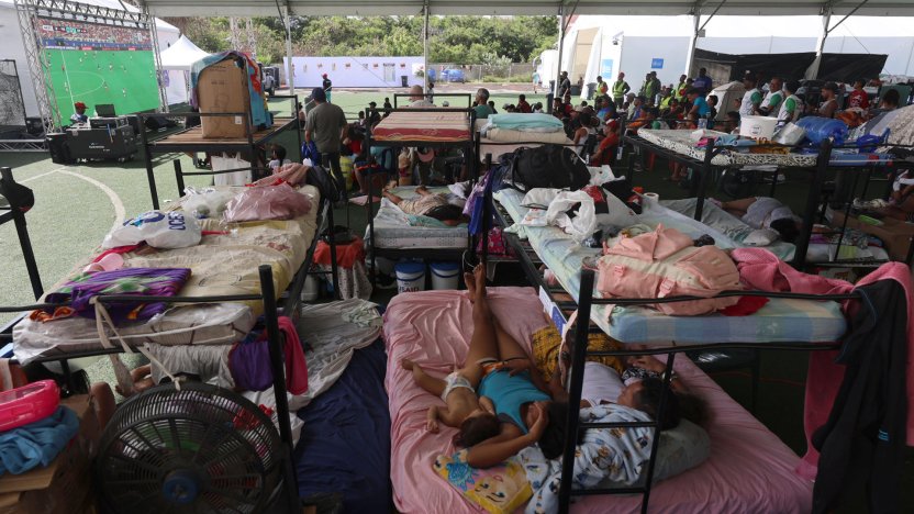 Rescatistas buscando sobrevivientes entre los escombros de edificios derrumbados tras el doble terremoto en Venezuel