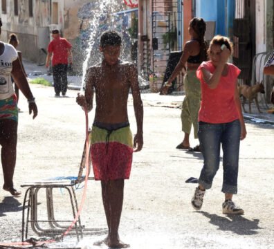 Técnicos de la Unión Eléctrica de Cuba trabajando en la sincronización de circuitos bajo las restricciones del bloqueo petrolero estadounidense.