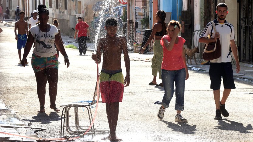 Técnicos de la Unión Eléctrica de Cuba trabajando en la sincronización de circuitos bajo las restricciones del bloqueo petrolero estadounidense.