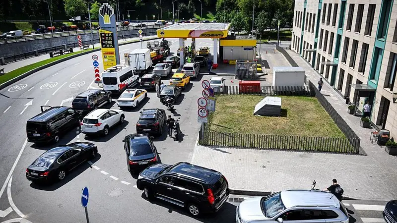 Fila de automóviles esperando pacientemente en una estación de servicio de Moscú debido a la escasez de carburantes.