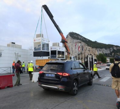 El Peñón de Gibraltar visto desde la zona fronteriza libre de barreras donde solía ubicarse la Verja de Gibraltar.